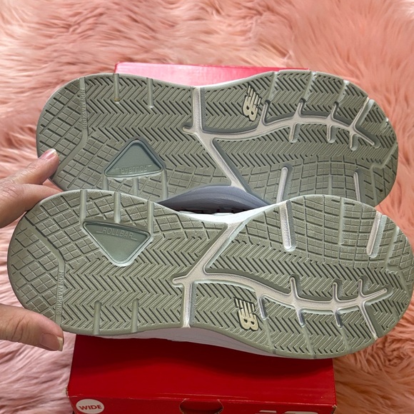 New Balance 857 White Athletic Training Shoes, Size 8 Wide - Picture 11 of 12